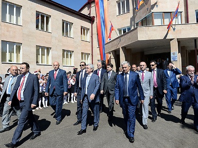 Արվեստի նոր դպրոց, մանկապարտեզ, ֆուտբոլի մարզադաշտ եւ դպրոց Շիրակում