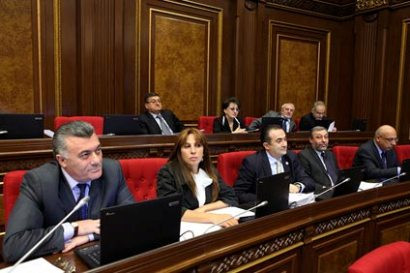 «Իրավունք».  Ռուբիկ Հակոբյանի եւ Զարուհի Փոստանջյանի միջեւ  վեճը թեժացել է