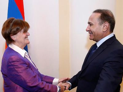 Հովիկ Աբրահամյանը բարոնուհի Քերոլայն Քոքսին ժամացույց է նվիրել