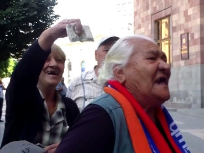 No Comment. 5000 դրամանոցը՝ ՀՀԿ տատիկի գլխավերեւում
