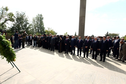 Բարձրաստիճան պաշտոնյաները Եռաբլուրում են, պատգամավորները բացակայում են (ֆոտո)