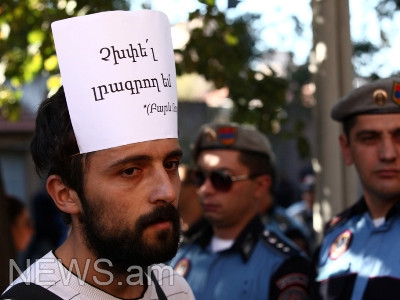 Լրագրողը ԱԺ շենքի մոտ էր գնացել «Չխփել, լրագրող եմ» գրությամբ պաստառով (ֆոտո)