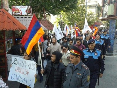 Երթի մասնակիցը ձվեր շպրտեց ոստիկանության շենքի ուղղությամբ