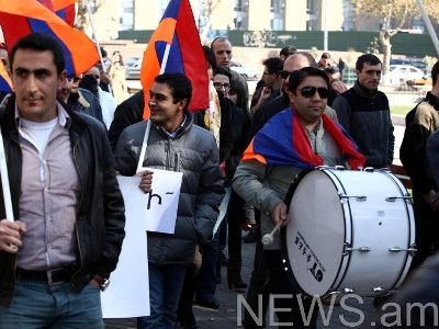 «Դեմ եմ»-ի մասնակիցները շարժվում են դեպի կառավարություն (ֆոտոռեպորտաժ)