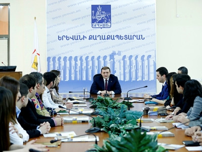 Երեւանի քաղաքապետը լսել է երիտասարդների առաջարկները եւ ներկայացրել իր մոտեցումը