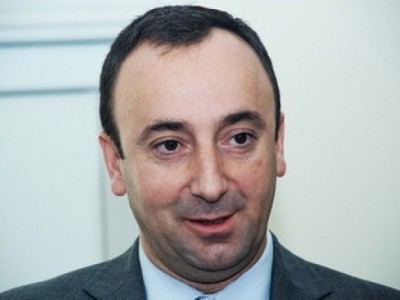 «ՉԻ». ԱԺ լրագրողների քառագույն բեյջերը նոթատետր են հիշեցնում
