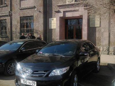 Собравшиеся у прокуратуры в Гюмри активисты требуют пояснений