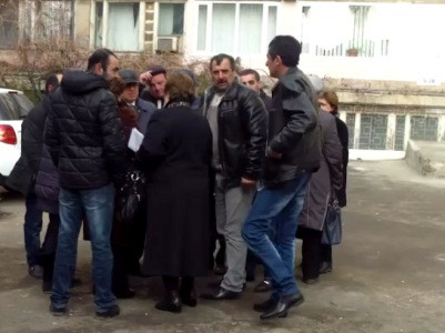 Ես կարող եմ միայն խնդրել ՌԴ-ին. Գագիկ Եգանյանը հանդիպեց բողոքող միգրանտներին