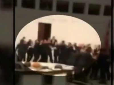 Турецкие депутаты снова устроили драку