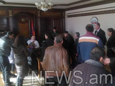 Shirak prosectur leaves building,  Avetisyans' relatives still in