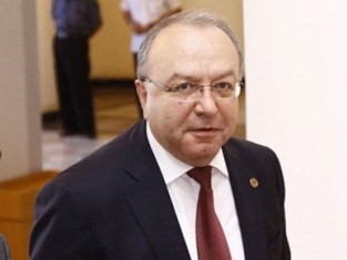 «Հրապարակ». Դերենիկ Դումանյանը դուրս է մնացել Սերժ Սարգսյանի ուշադրությունից