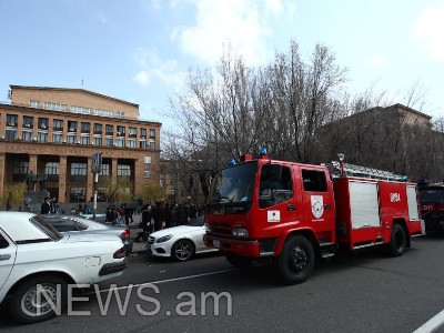 ԵՊՀ-ում ռումբի ահազանգ է ստացվել. ուսանողներին տարհանում են (ֆոտոռեպորտաժ)