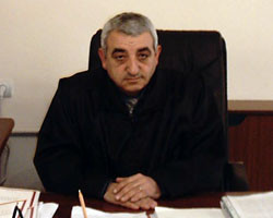 «Ժողովուրդ». Դատարանի «համեստ» նախագահն իրենով է արել ծառայողական մեքենան