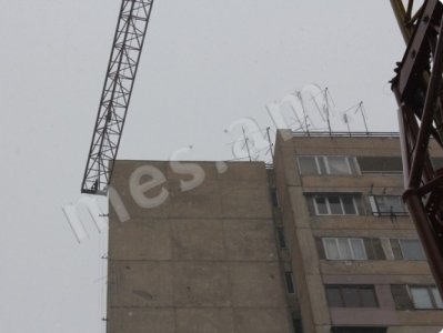 Վերամբարձ կռունկի սլաքը հարվածել է շենքին (ֆոտո)
