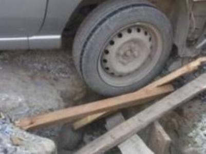 Նորագավիթում «ԶԻԼ»-ն ընկել է 1,5 մետր խորությամբ փոսը