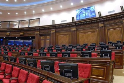 «ՉԻ». Գալուստ Սահակյանը բացակայող պատգամավորներին պատժելու նոր ձեւ է գտել