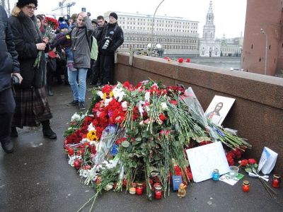 Сторонники Немцова подрались с его противниками на месте гибели политика