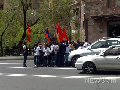 ՀՅԴ երիտասարդները կանգնեցրին Հայաստանում Գերմանիայի դեսպանի մեքենան