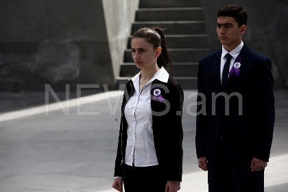 «ՉԻ». Անձրեւի տակ պատվո պահակ կանգնած երեխաներին ուսուցիչը հորդորում էր դիմանալ