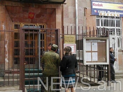 Акция протеста в Гюмри: Генпрокурору России пытались передать шахматы
