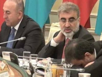 Թուրք նախարարը մուշ-մուշ քնել է Էրդողան-Նազարբաեւ հանդիպման ժամանակ (ֆոտո)