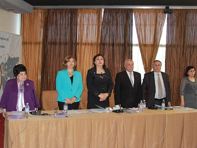 100 բարձ ապրելու համար.Հ. Հակոբյանը բարձ է նվիրել Վիգի Մարաշլյանին