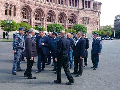 Վլադիմիր Գասպարյանը հրապարակում ստուգել է ոստիկաններին (ֆոտո)