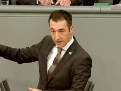 Բունդեսթագում պատգամավորը ելույթ է ունեցել անմոռուկի նշանը կրծքին ամրացրած (ֆոտո)