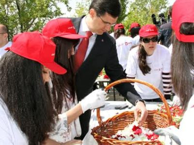 «Ծաղկահավաք» Ծիծեռնակաբերդում. Մեկ կիլոգրամ ծաղիկից 40 թուղթ է ստացվում (Ֆոտո)