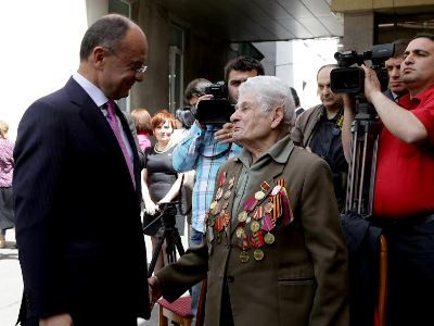 Սեյրան Օհանյանը մեդալներ հանձնեց երկրորդ աշխարհամարտի մասնակից բժիշկներին