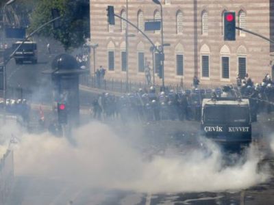 Istanbul May Day demonstrators dispersed by water cannons