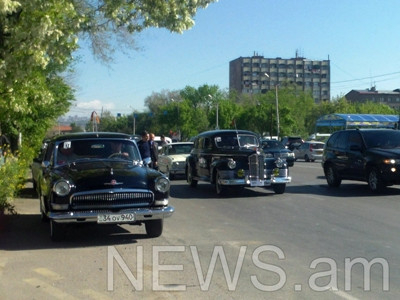 Երեւանի Արցախի փողոցից մեկնարկեց Հայոց եռատոնին նվիրված ռետրո մեքենաների շքերթը