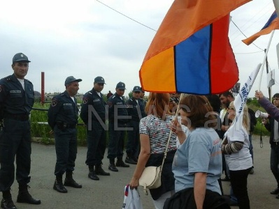 Ոստիկանները «Հիմնադիր խորհրդարանի» անդամներին թույլ չտվեցին մոտենալ ՔԿՀ-ներին (Ֆոտո)