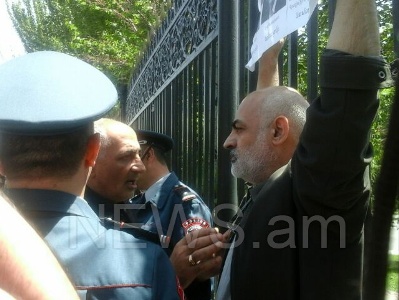 Ոստիկանները չթույլատրեցին Վարդգես Գասպարիին պաստառ փակցնել ԱԺ-ի ճաղավանդակներին