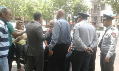 Անհատ տաքսու վարորդները բողոքի ակցիա անցկացրին տուգանային հրապարակի մոտ