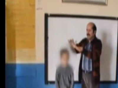 Թուրքիայում դպրոցի տնօրենը լավ սովորող աշակերտների գլխին փող է շաղ տալիս