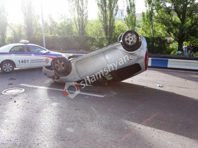 Վթար «Ջրաշխարհի» մոտ. բախումից հետո «Միթսուբիշին» շրջվել է (ֆոտո)