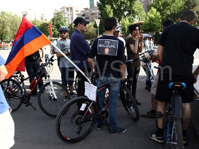 «ԿԴԶՑՆԵՄ ՀԷՑ»–ին. հեծանվաերթ Երեւանում` ընդդեմ էլեկտրաէներգիայի թանկացման (ֆոտո)
