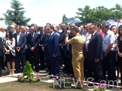 «Եռաբլուրում» բացվեց Սմբատ Այվազյանի հուշաքարը. ներկա էին վարչապետը, ԱԺ նախագահն ու առաջին նախագահը