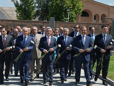 Անդրանիկ Մարգարյանը երբեք կամուրջները չէր այրում. ՀՀ նախագահն ու ՀՀԿ-ականները պանթեոնում էին (Ֆոտո)