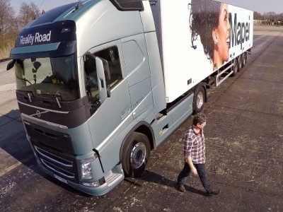 Volvo բեռնատարը, հանուն երաժշտական հոլովակի, երկու անիվի վրա է կանգնել