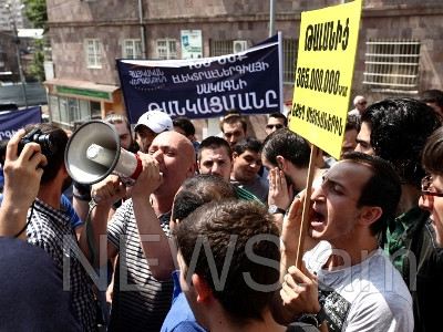 Հոսանքի թանկացման դեմ պայքարող ցուցարարները ձվեր շպրտեցին ՀԾԿՀ շենքի ուղղությամբ (ֆոտոռեպորտաժ)