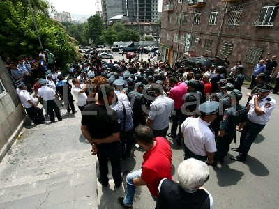 ՀԾԿՀ–ի մոտ կրքերը պարբերաբար բորբոքվում են. ակտիվիստների զուգարանի թղթեր նետեցին շենքի ուղղությամբ (ֆոտոռեպորտաժ)
