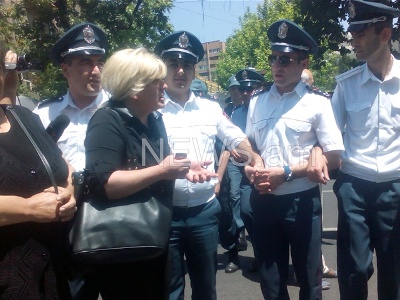 Գասպարին պառկեց փողոցում, մայրերը նախագահականի մոտ ճեղքեցին ոստիկանական պատը