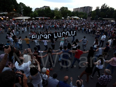 Ոստիկանությունը թույլ տվեց Ազատության հրապարակում շարունակել նստացույցը (ֆոտո)