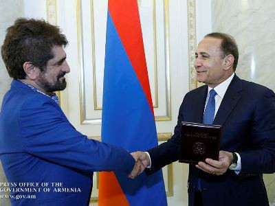 Վարչապետը պարգևատրել է երգիչ Հարություն Փամբուկչյանին (ֆոտո)