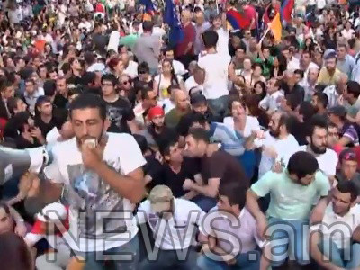 Ցուցարարները նստեցին Բաղրամյան պողոտայում (ֆոտո)