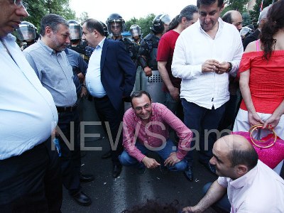 Ցուցարարները չլսեցին հայտնի մարդկանց եւ ոստիկանների հորդորները եւ շարունակում են ակցիան (ֆոտո)