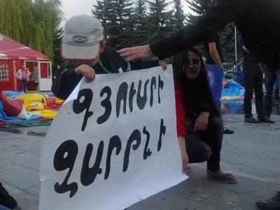 Գյումրիում չնայած հորդառատ անձրեւին տեղի ունեցավ հոսանքի թանկացման դեմ բողոքի ակցիան (ֆոտո)