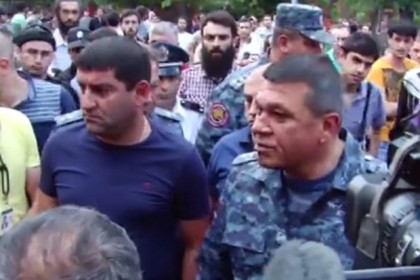Ոստիկանապետը՝ ցույցի վայրում. Վա՛յ նրան, ով մեզ նոքարի տեղ կդնի (ֆոտո)